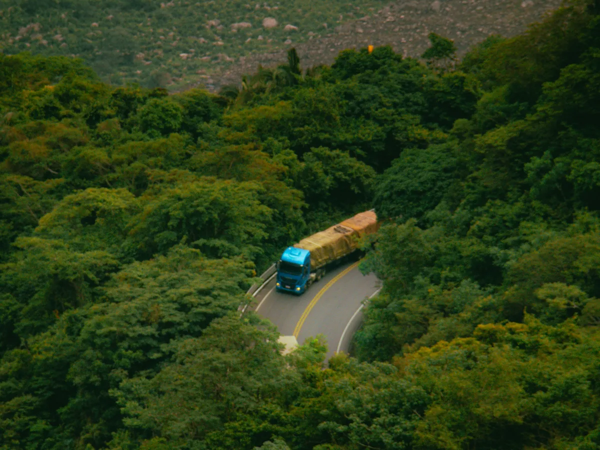 Rodovia entre áreas verdes em Tianguá, Ceará, em imagem contextual de mobilidade no Brasil.